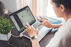 Frau am Laptop