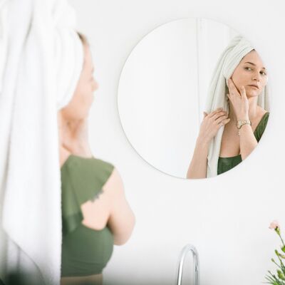 Bild vergr&ouml;&szlig;ern: Frau vor dem Spiegel