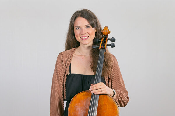 Porträtfoto einer städtischen Mitarbeiterin, eines städtischen Mitarbeiters der Jugendmusikschule.