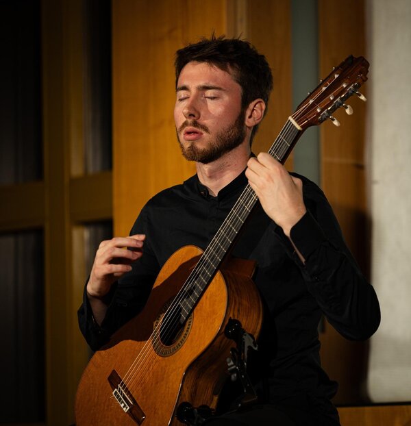 Porträtfoto einer städtischen Mitarbeiterin, eines städtischen Mitarbeiters der Jugendmusikschule.