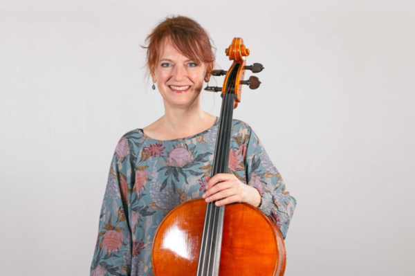 Porträtfoto einer städtischen Mitarbeiterin, eines städtischen Mitarbeiters der Jugendmusikschule.