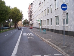 https://upload.wikimedia.org/wikipedia/commons/thumb/1/13/Busspur_und_Haltestelle_in_Mannheim_100_9128.jpg/1280px-Busspur_und_Haltestelle_in_Mannheim_100_9128.jpg